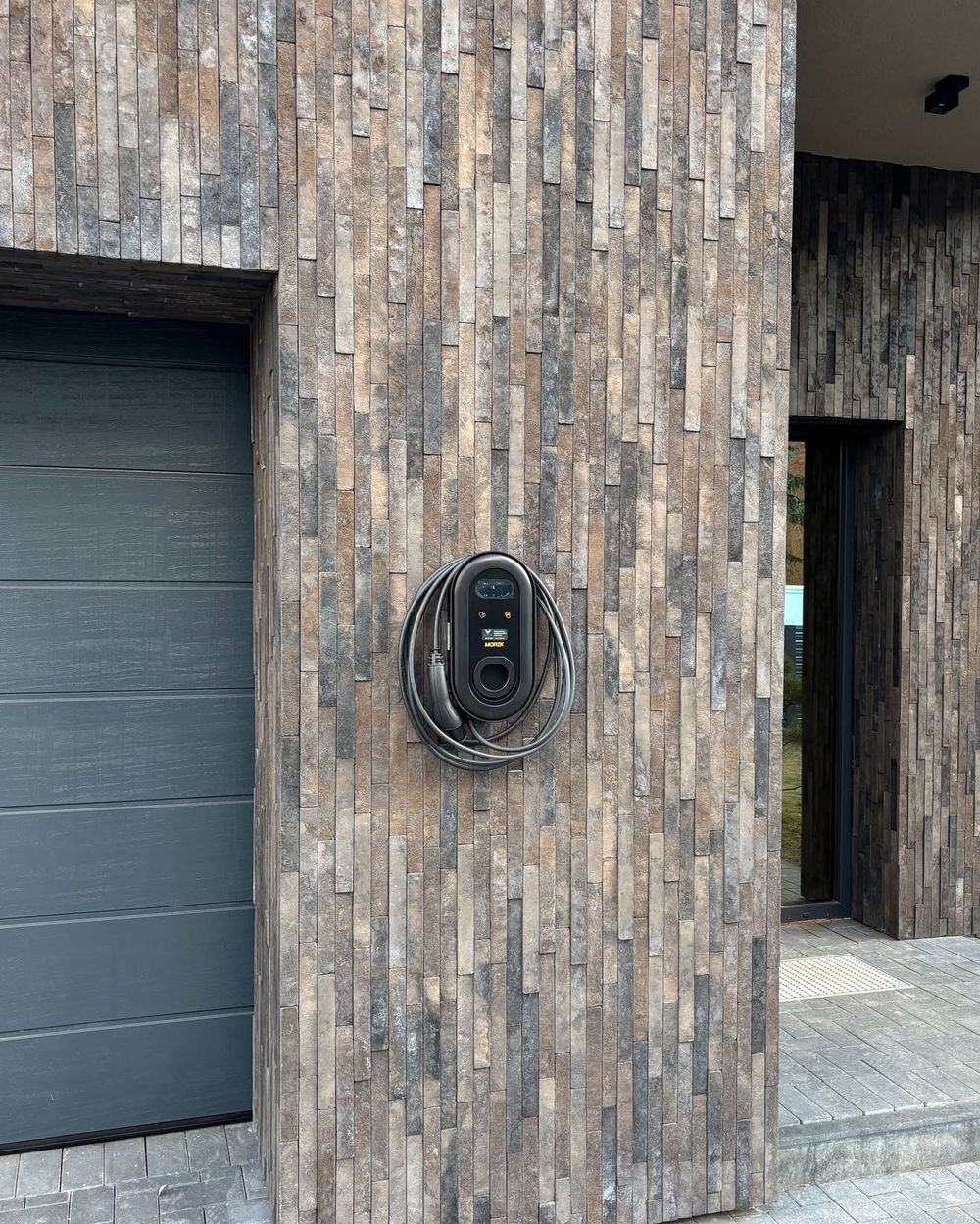 Elektromobilio įkrovimo stotelė prie garažo