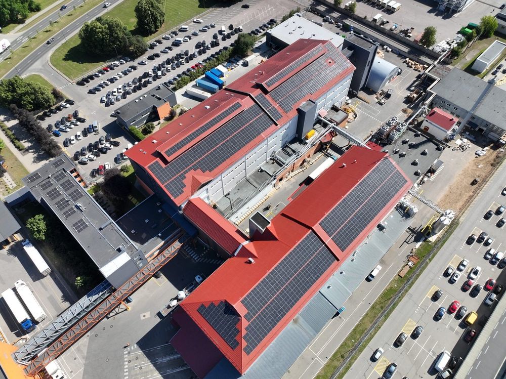 Verslo pastatų stogai su saulės elektrine