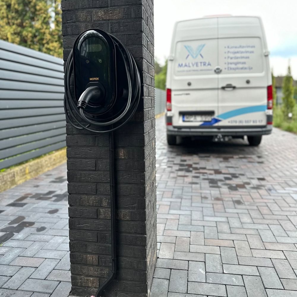 Įkrovimo stotelė ant kolonos prie įvažiavimo